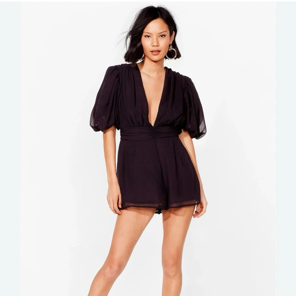 NASTY GAL Deep V Neck Puff Sleeve Black Shorts Romper Size 6 - Picture 1 of 12